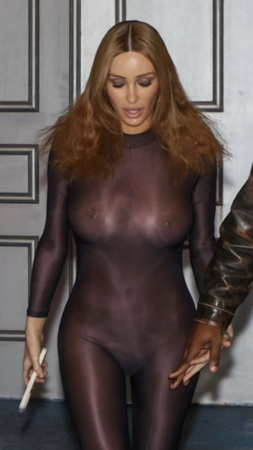 Бьянка Цензори в Грузии вышла обнаженная, натянув поверх лишь любимый капрон