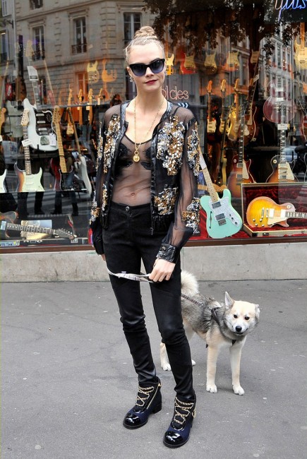 Кара Делевинь выгуливает пса на улицах Парижа