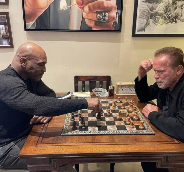 Майк Тайсон и Арнольд Шварценеггер играют в шахматы