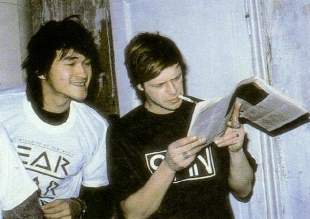 Виктор Цой и Борис Гребенщиков читают западный рок-журнал. 1986 год