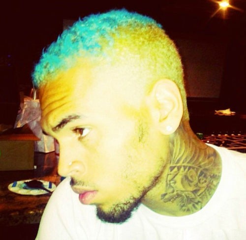 Крис Браун выкрасил волосы в голубой цвет