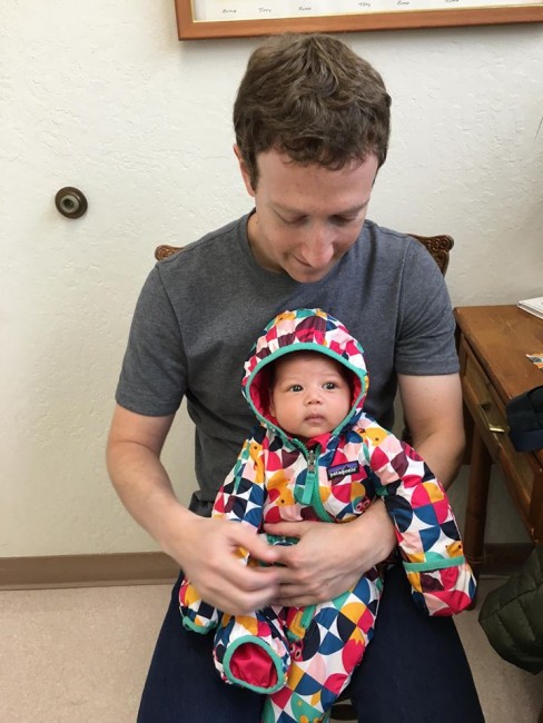 Создатель Facebook Марк Цукерберг с месячной дочерью Макс в ожидании прививки 