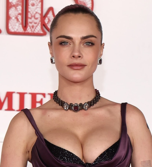 Кара Делевинь и ее силиконовый бюст на премьере фильма «Грозовой перевал»