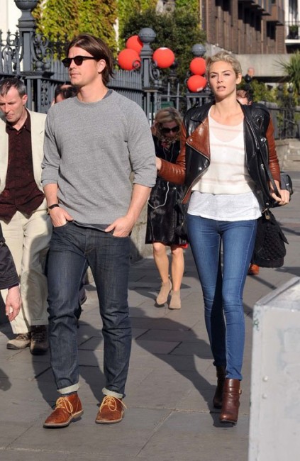 Джош Харнетт с подругой — британской 24-летней актрисой Тэмсин Эгертон