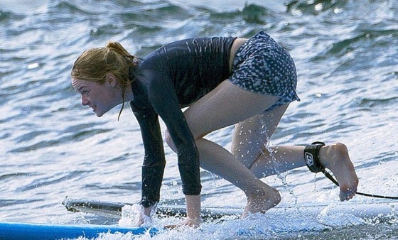 Американская актриса Эмма Стоун постигает азы сёрфинга