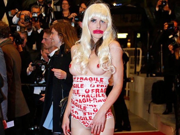 На красную дорожку Каннского кинофестиваля прорвалась голая женщина