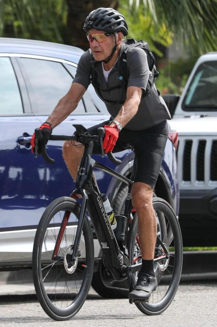 83-летний Харрисон Форд в отличной форме — катается на велосипеде