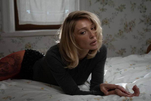 Настя Ивлеева в красных колготках в новой фотосессии