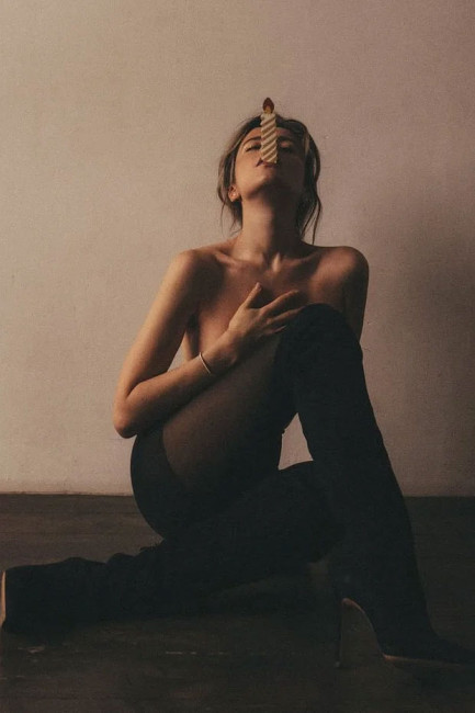 Возлюбленная Тимура Родригеза снялась с обнаженной грудью в день рождения