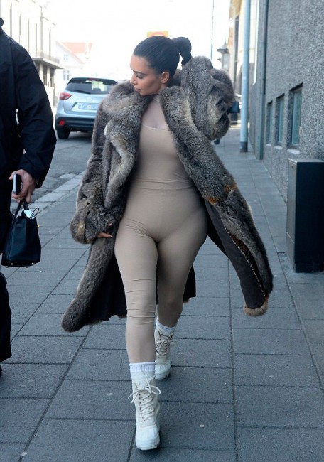 Ким Кардашьян на улицах Исландии