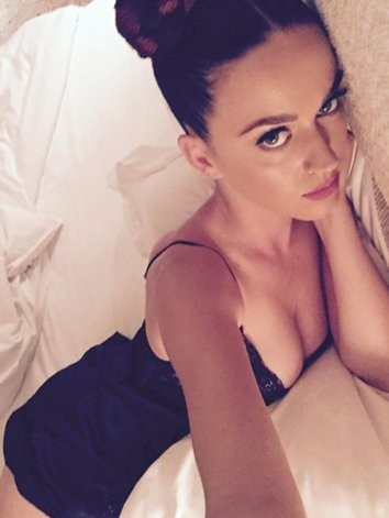 Кэти Перри шлёт привет читателям своего Instagram из постели