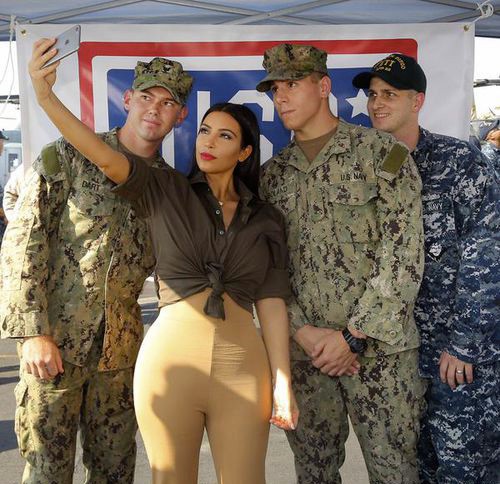 Ким Кардашян и американские военнослужащие