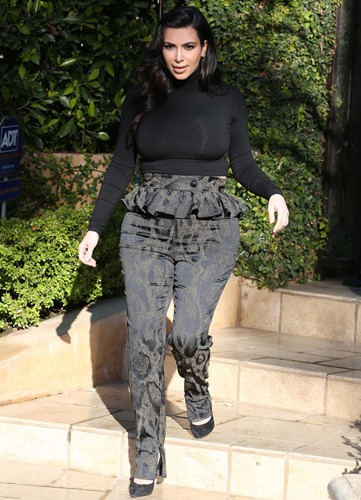 Ким Кардашян поразила публику обтягивающими штанами