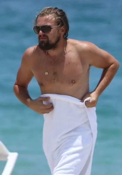 Леонардо ди Каприо укрывается полотенцем на пляже
