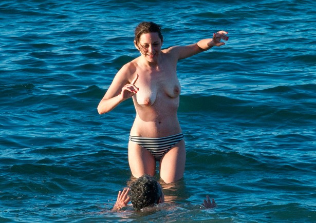 Французская актриса Марион Котийяр купается топлесс