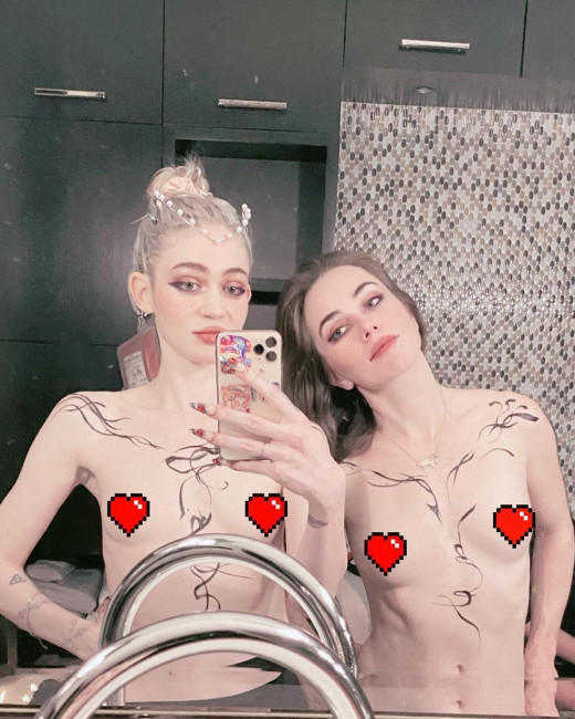 Жена Илона Маска выложила голое фото из туалета с подругой-моделью