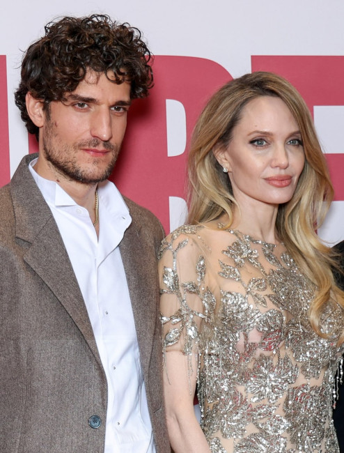 Анджелина Джоли в «голом» платье и Луи Гаррель вышли вместе в свет на фоне слухов о романе