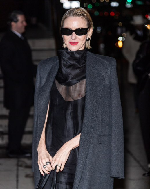 57-летняя Наоми Уоттс вышла в свет с обнаженной грудью