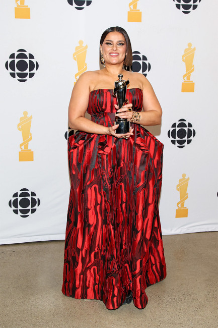 Нелли Фуртадо впервые вышла в свет после завершения карьеры на фоне критики ее фигуры