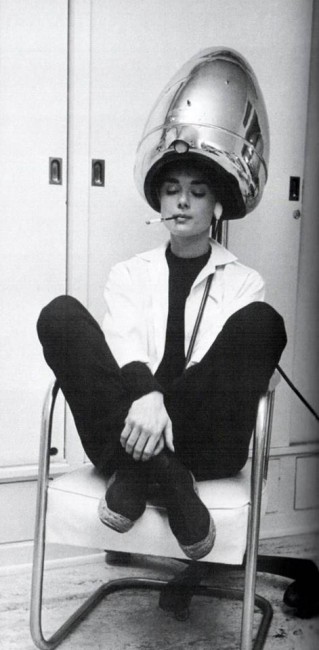 Ретрофото. Одри Хепберн в парикмахерской. 1964 год