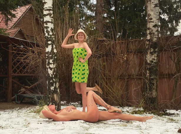 Актриса Ольга Ефремова голышом резвится в снегу