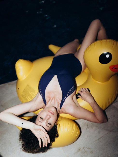 52-летняя Ксения Раппопорт в честь своего дня рождения опубликовала фотосессию в купальнике