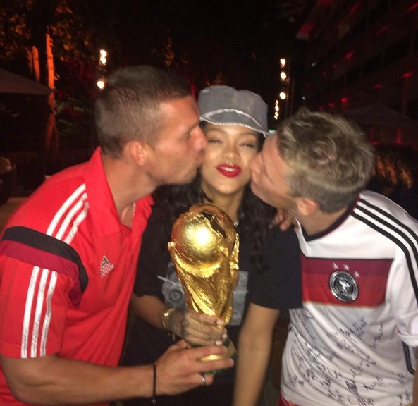 Рианна с победителями Чемпионата мира по футболу 2014