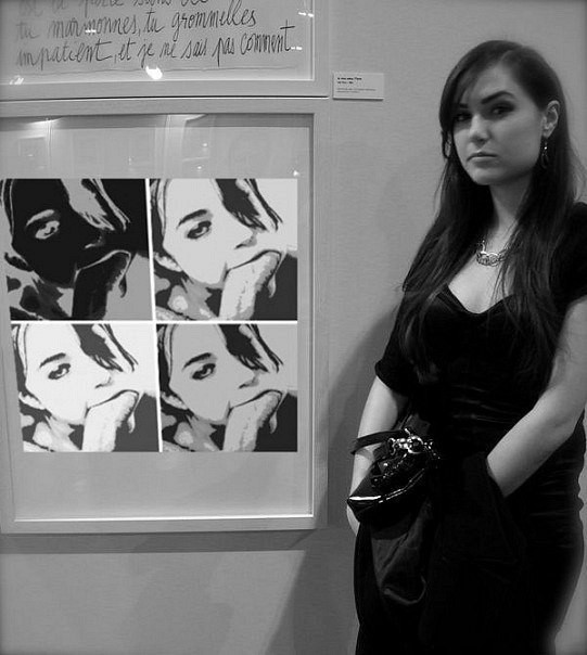 Саша Грей на фоне картины с её изображением