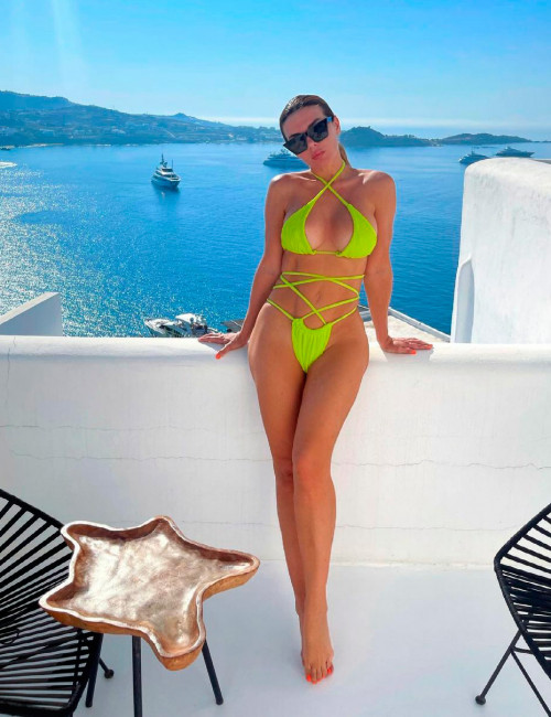 Анна Седокова просто разорвала элитный курорт откровеннейшим купальником