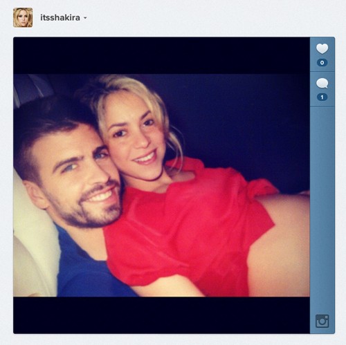 Беременная Шакира похвасталась в твиттере голым животиком