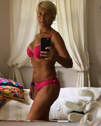 55-летняя Алена Свиридова похвасталась фотографией в бикини