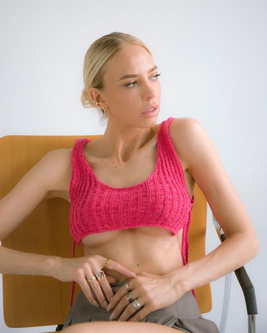 Надя Сысоева показала голую грудь, снявшись в вязаном топике на голое тело