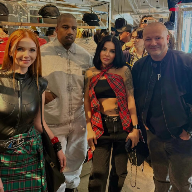 Воссоединившаяся группа ТАТУ вместе с Гошей Рубчинским встретилась с Канье Уэстом в Токио