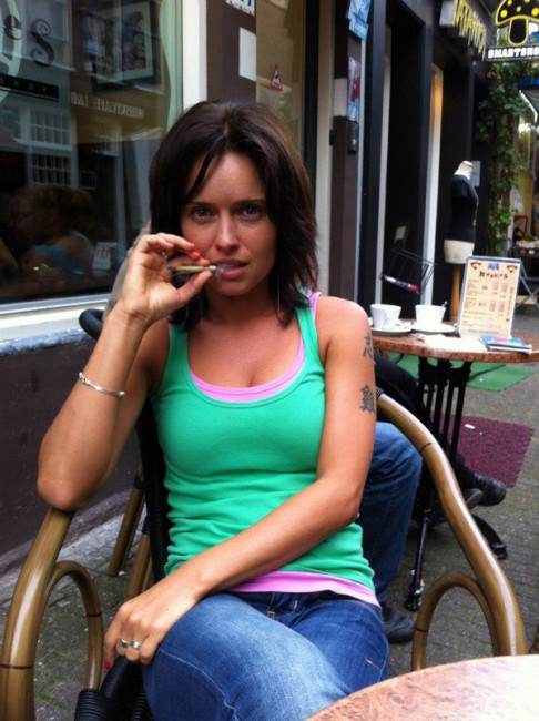 Телеведущая Татьяна Герасимова курит марихуану в Амстердаме