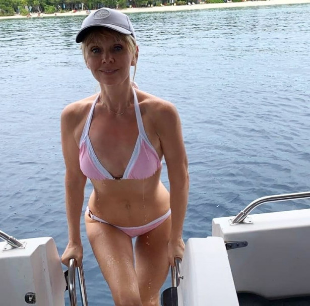 50-летняя певица Валерия показала свою фигуру в купальнике