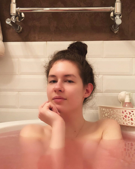 21-летняя дочь Якубовича сфотографировалась в ванной без одежды