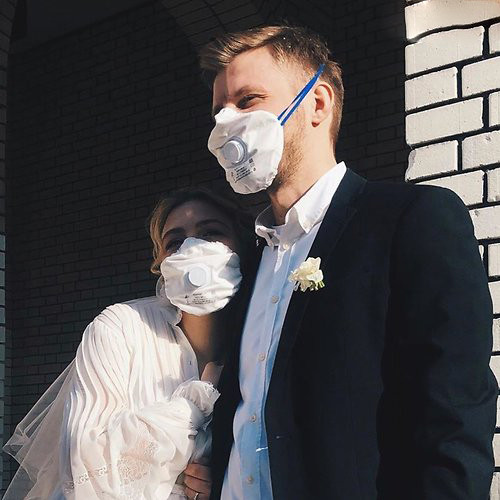 Актриса Таисия Вилкова вышла замуж в медицинской маске
