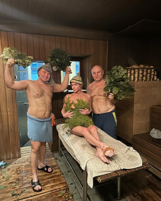 Анастасия Волочкова похвасталась голым фото из бани в компании двух мужчин