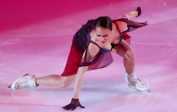 Алина Загитова и ее откровенный наряд на ледовом шоу