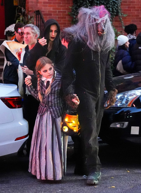 Она же с Брэдли Купером и их общей дочерью