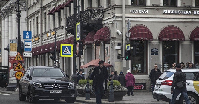 Михаил Боярский нарушает правила парковки