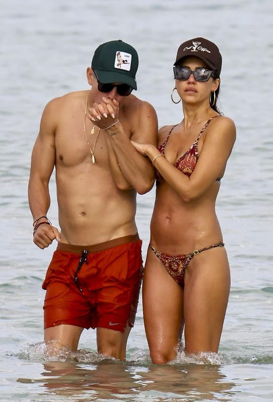 Джессика Альба и Дэнни Рамирес во время отдыха в Майами