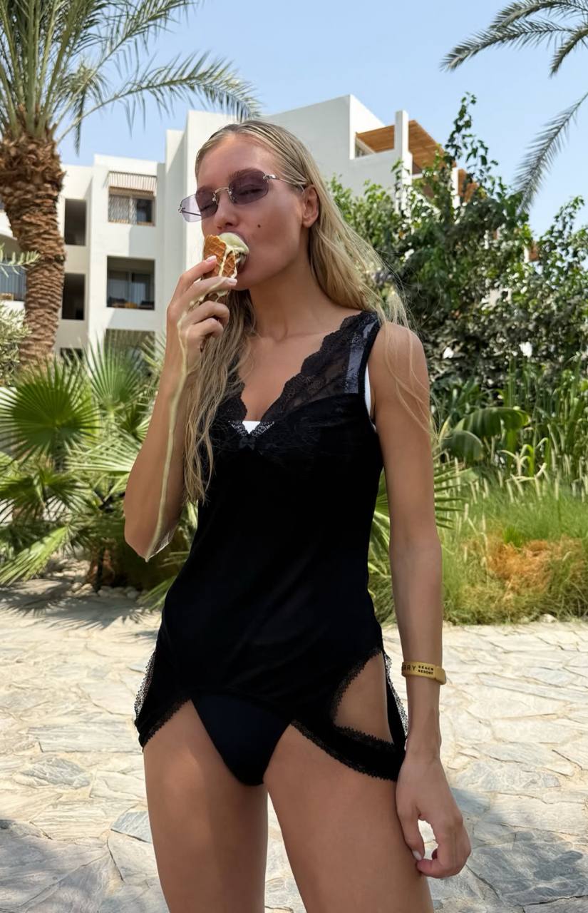 Кристина Асмус показала фигуру в купальнике