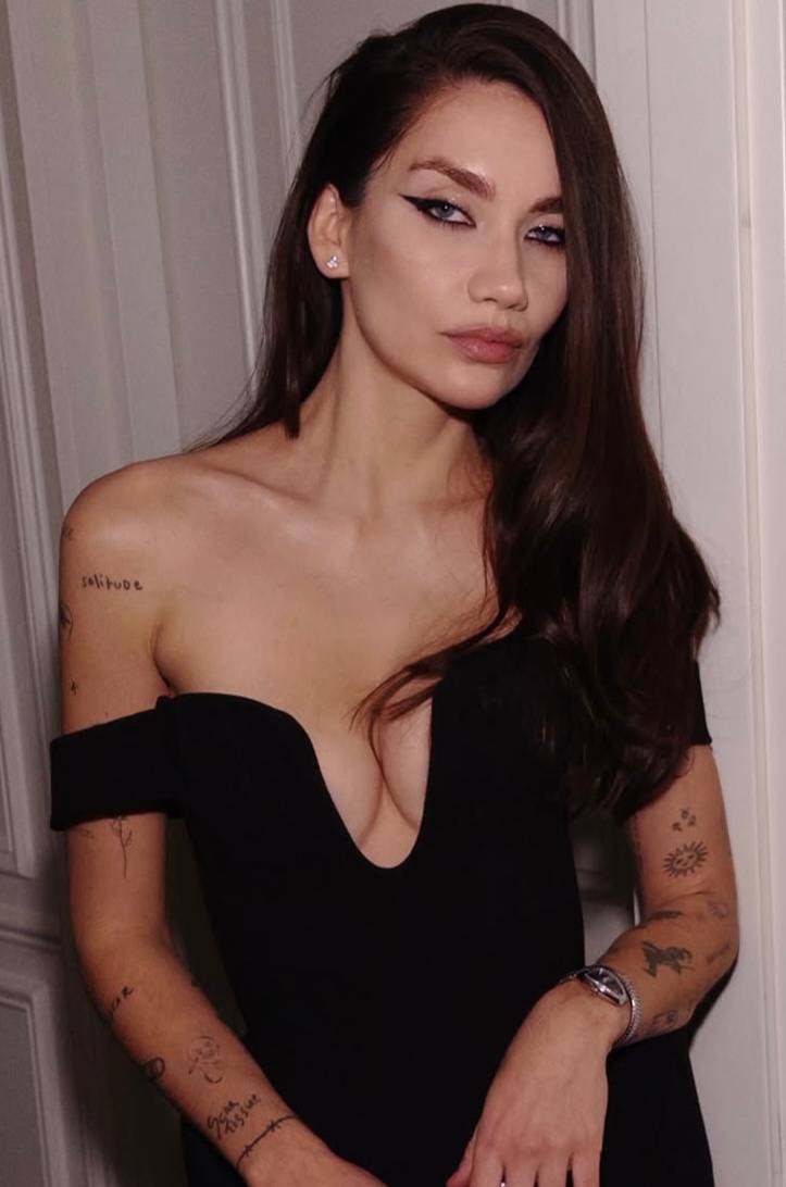 Карина Истомина декольте