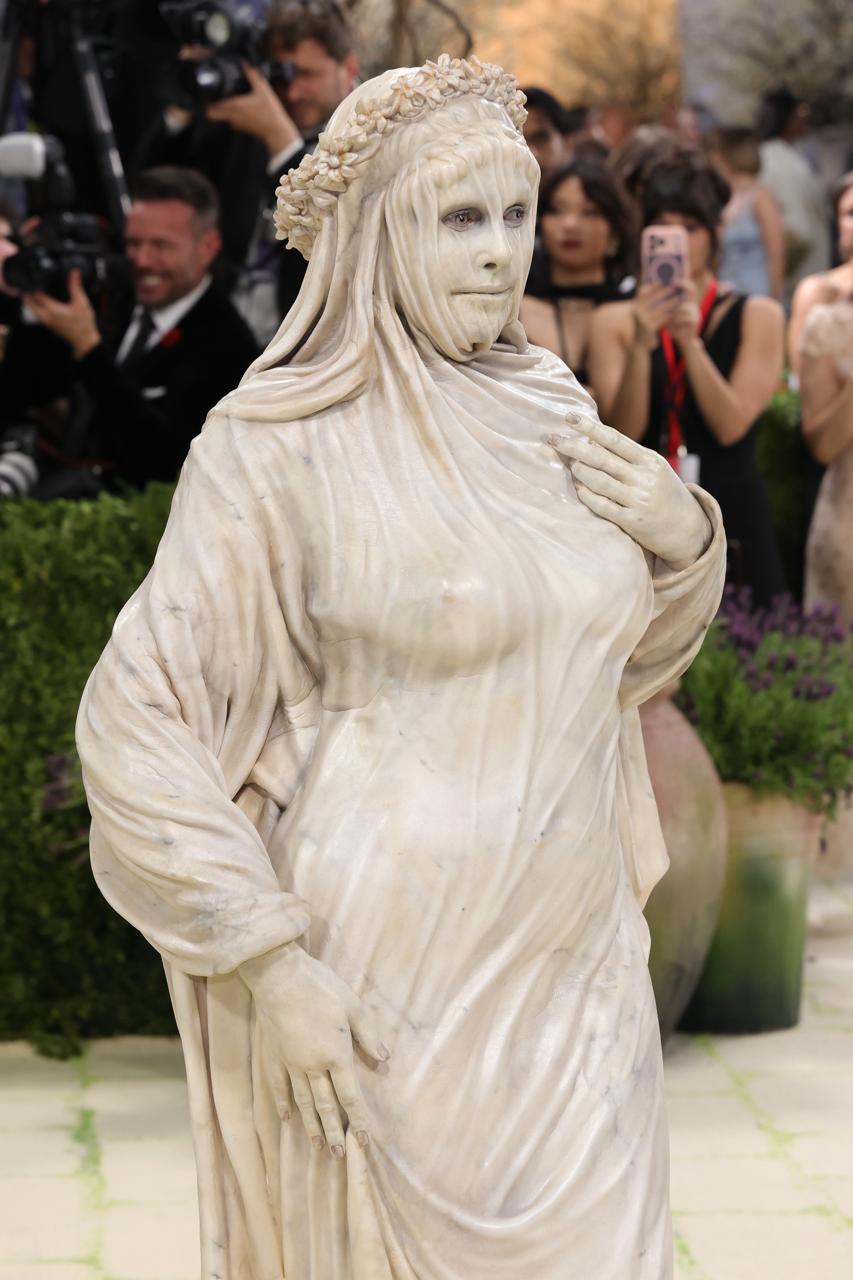 Хайди Клум и ее крайне необычный наряд на ежегодном мероприятии Met Gala