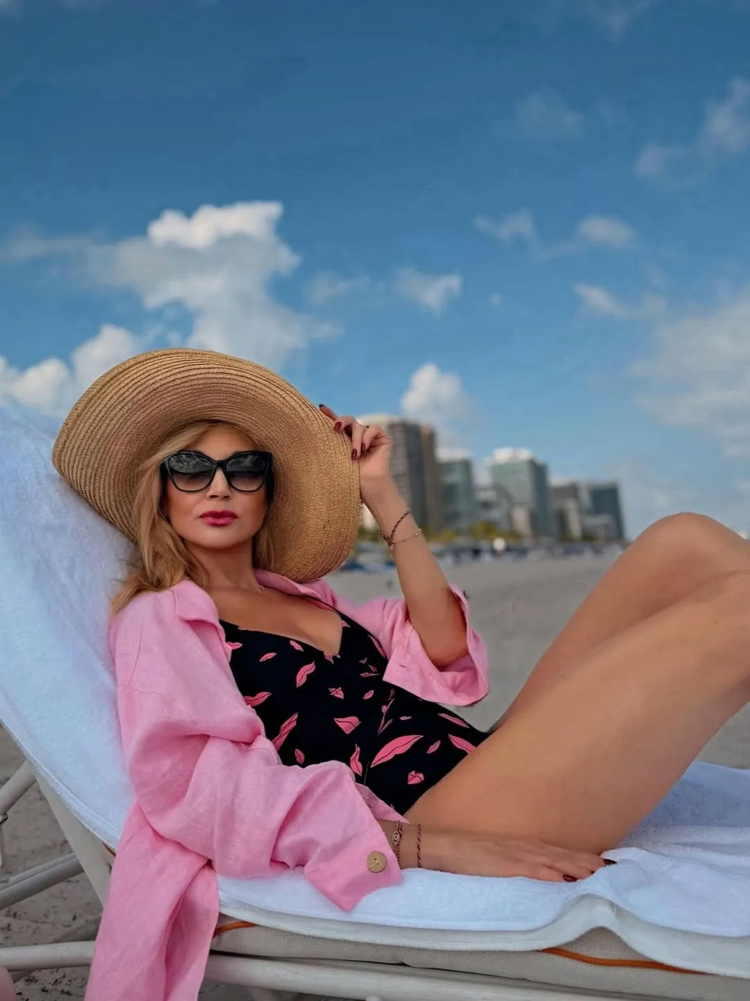 Кристина Орбакайте снялась в купальнике на пляже в Майами