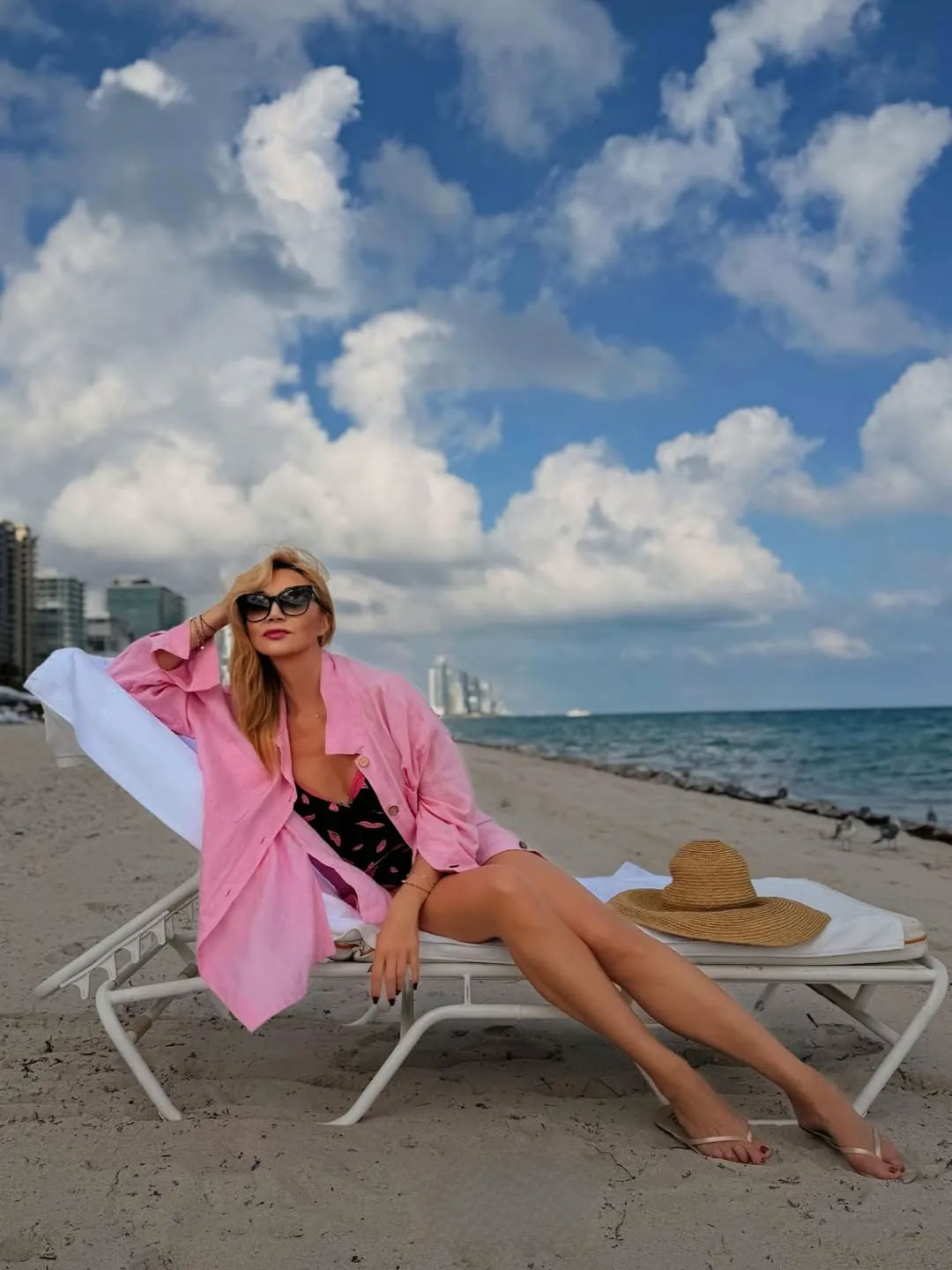 Кристина Орбакайте снялась в купальнике на пляже в Майами