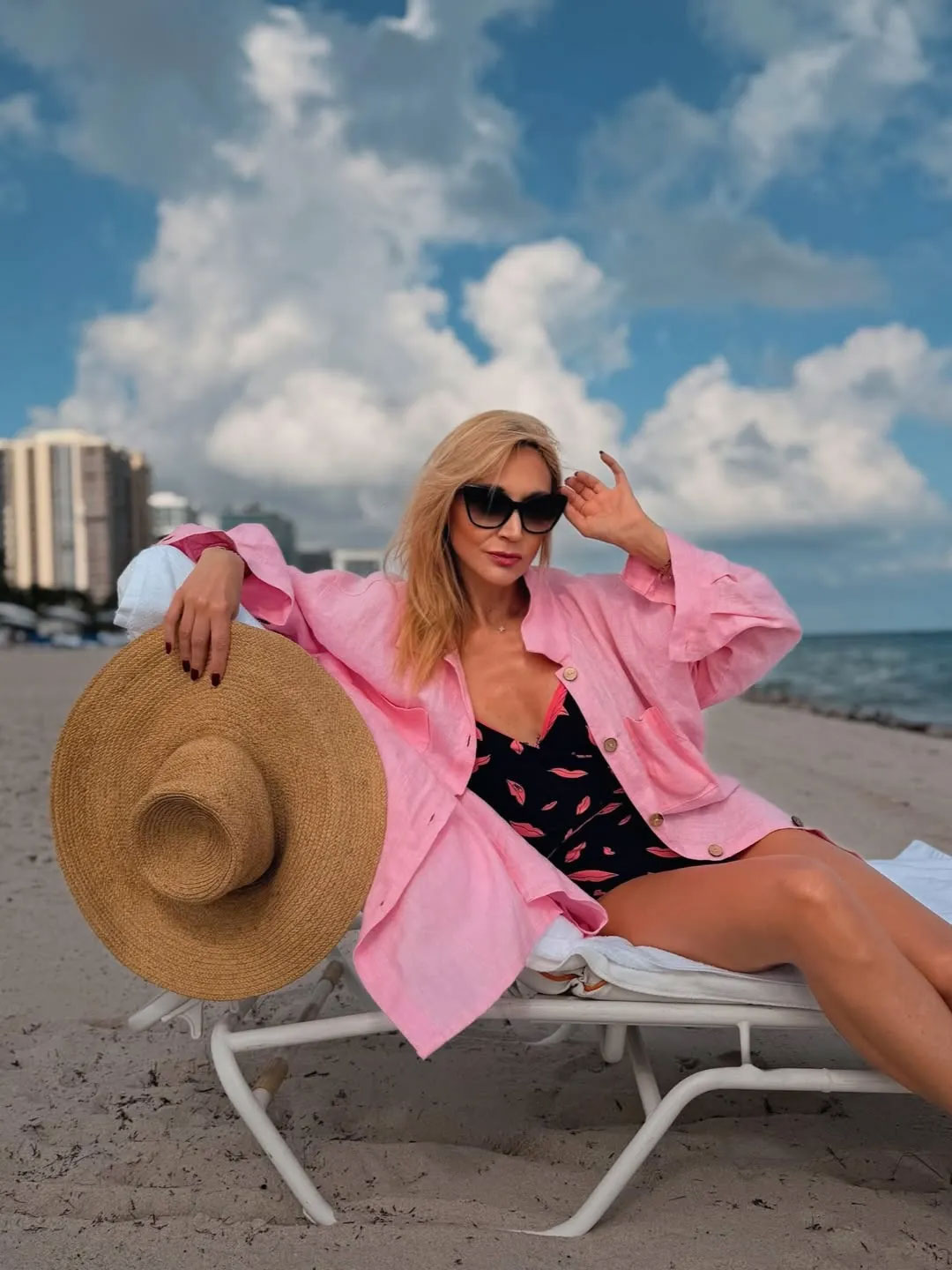 Кристина Орбакайте снялась в купальнике на пляже в Майами