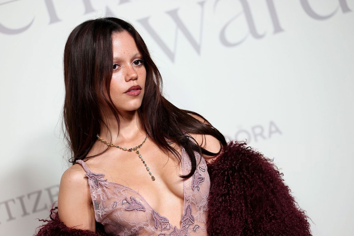 Дженна Ортега и ее роскошное декольте