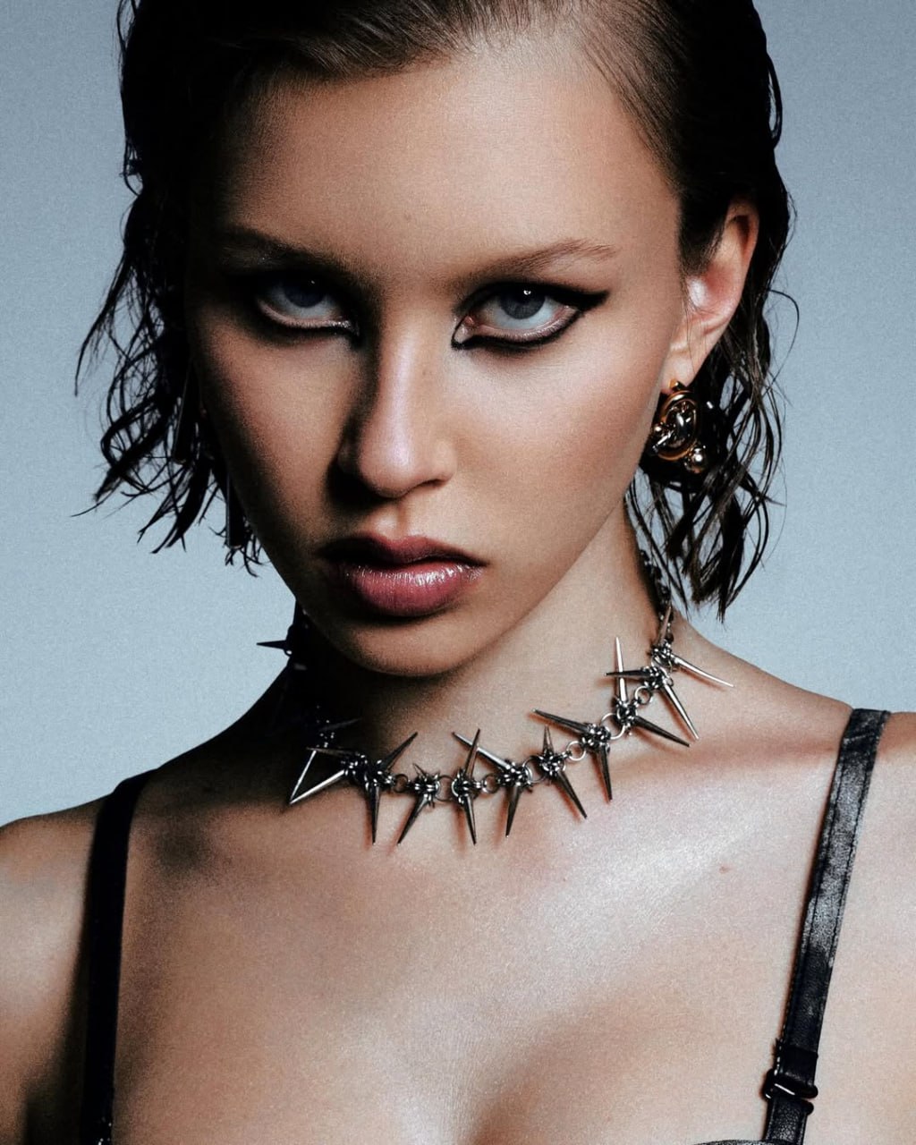 Анна Пересильд в корсете и с шипами